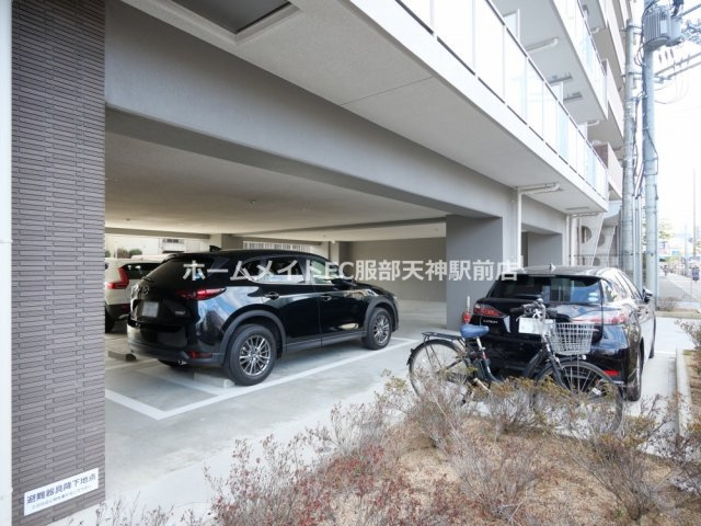 クローバー・メゾン服部 205 駐車場