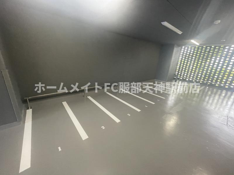 シーズンフラッツ緑地公園 303 駐車場