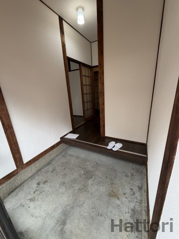 生田貸家 右 玄関