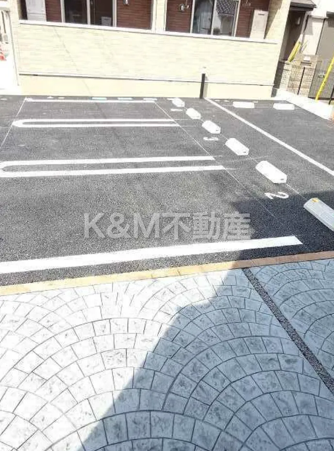アドラシオン １０２ 駐車場