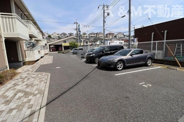 リビングタウン大金平 B 103 駐車場