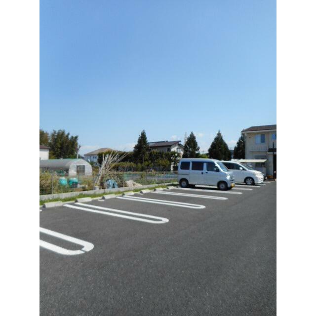 ブリリアントガーデンアゼリアＡ ２０３ 駐車場