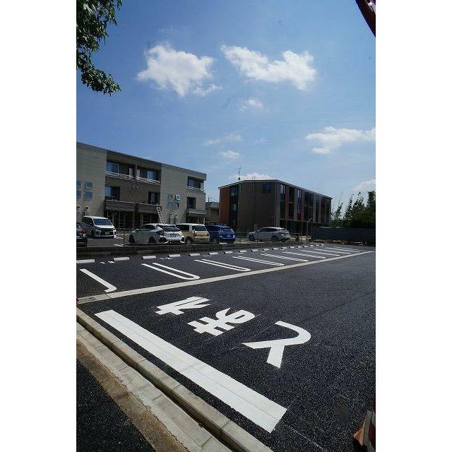 コンフォール ２０２ 駐車場