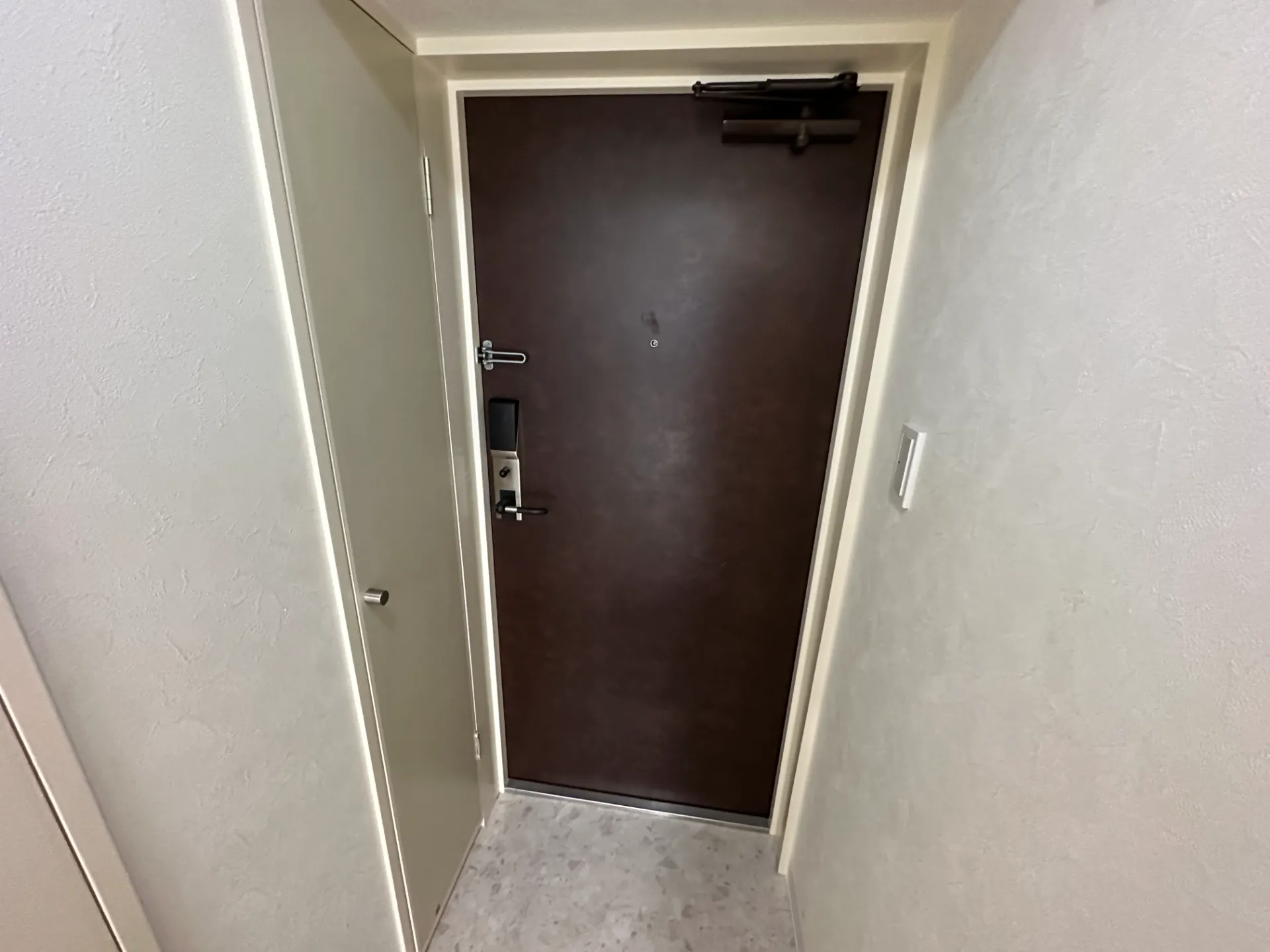 リバティープラザ本町 402号室 玄関