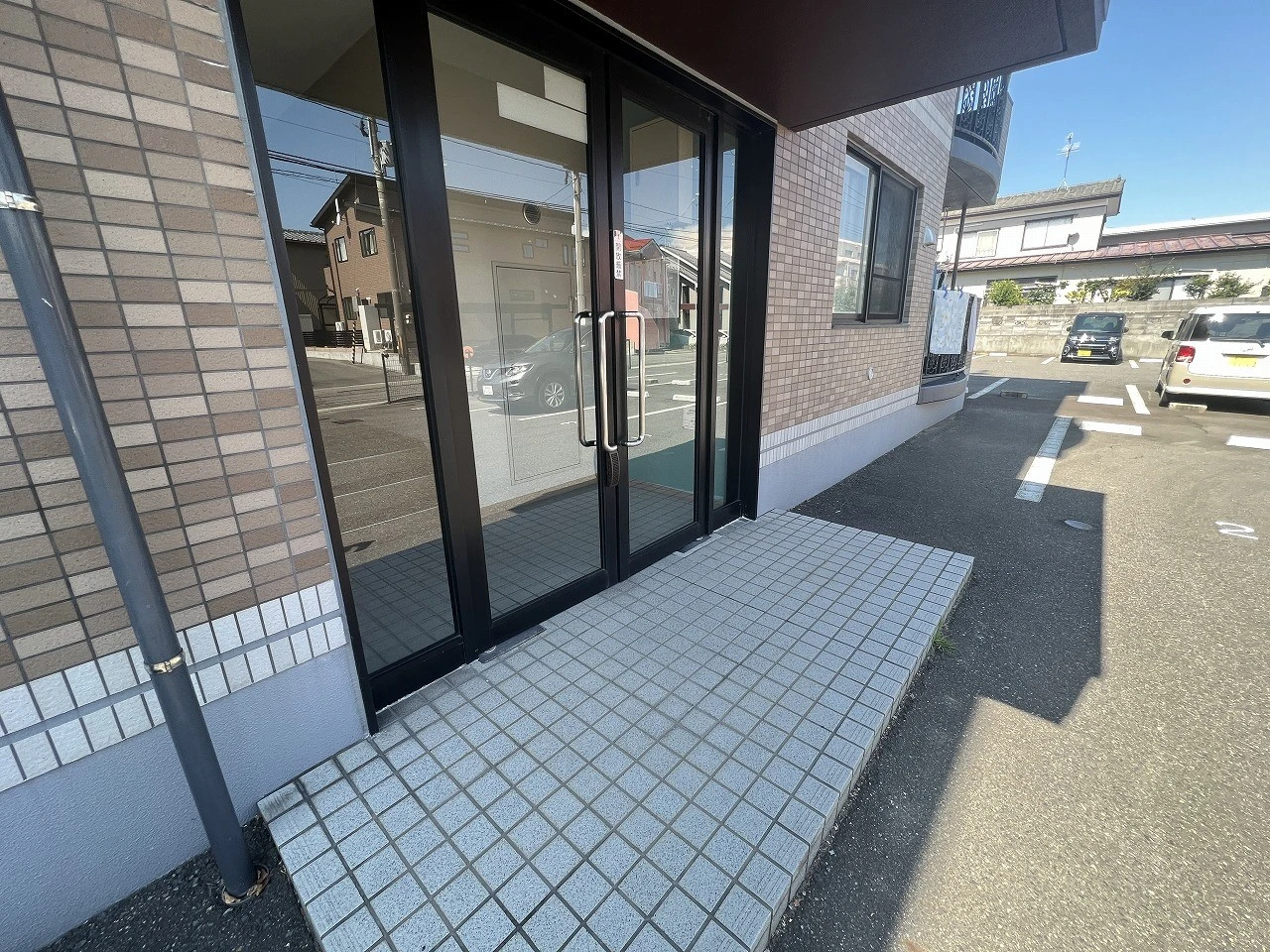 ヴェルヴェナー平島 202 玄関