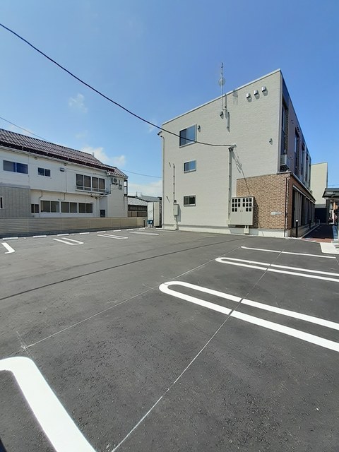ウェルシィ万代 105 駐車場