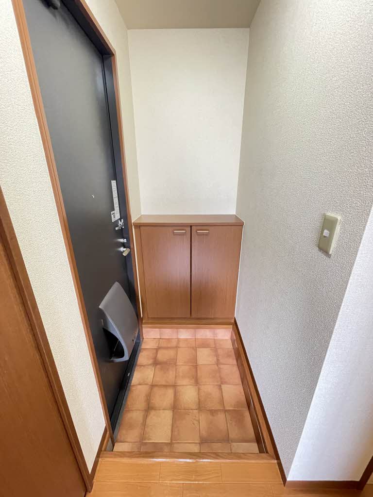 ウイステリア　B 102 玄関