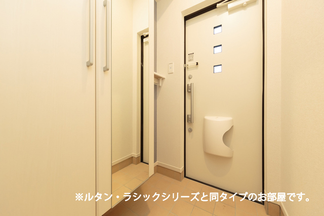 ヒカルサ新潟沼垂西 204 玄関