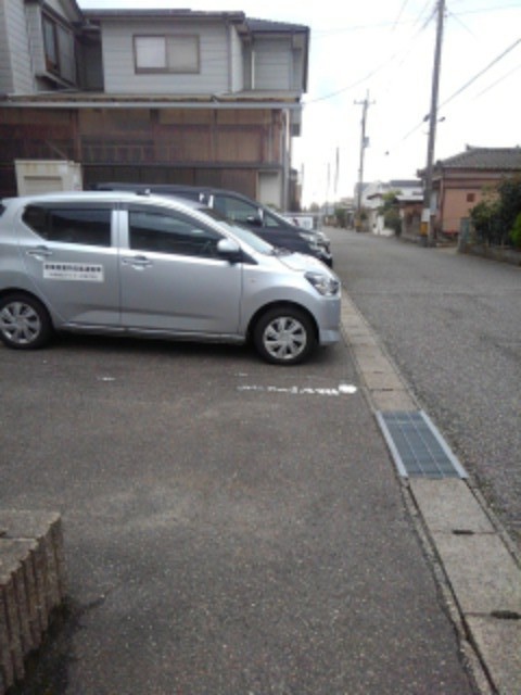 ガーネット新中浜 101 駐車場