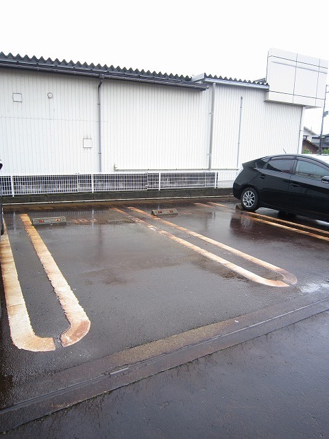 プレシャス 201 駐車場