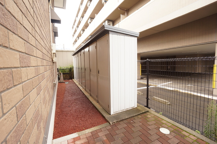 サンテラス花園 102 駐車場