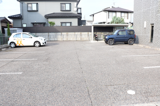 PROGRESSIVE　Ｉ 301 駐車場