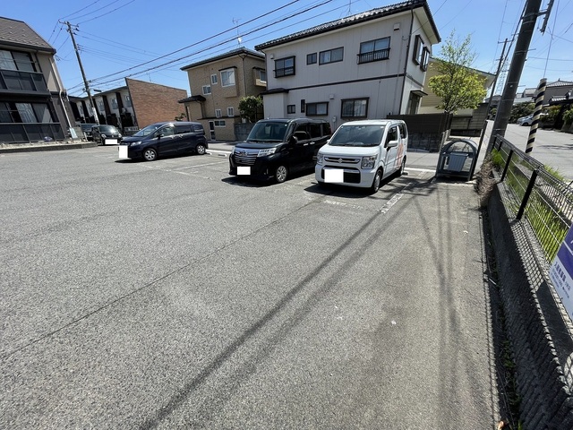 シャーメゾンヤマトB 203 駐車場