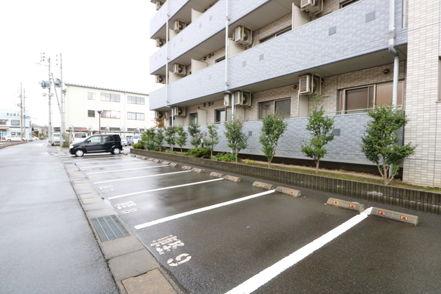 ホポロ大形本町 208 駐車場