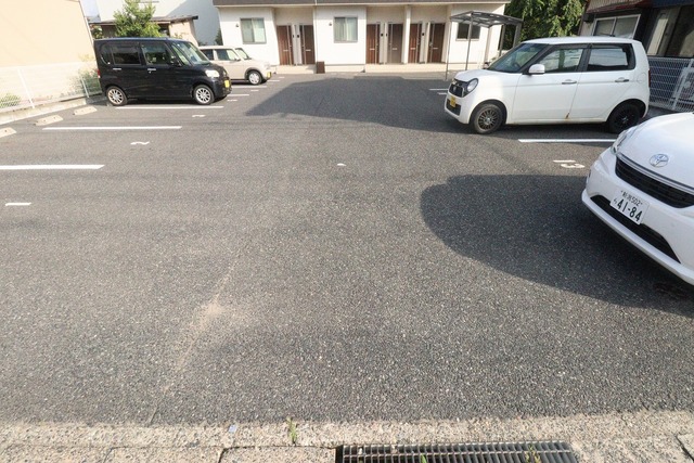 M.I　Springs 201 駐車場