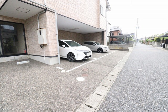 セレッソ真砂 206 駐車場