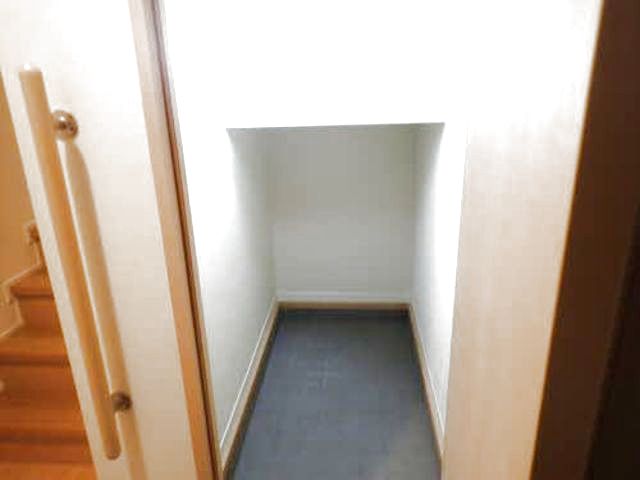 プレミアス松波 203 玄関