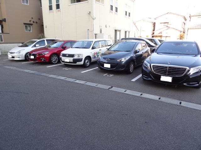 レデス幸 402 駐車場