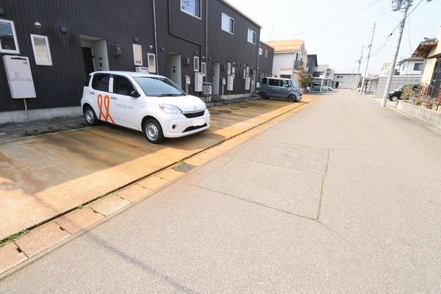 Ronti（ロンチ）Ⅰ 3 駐車場