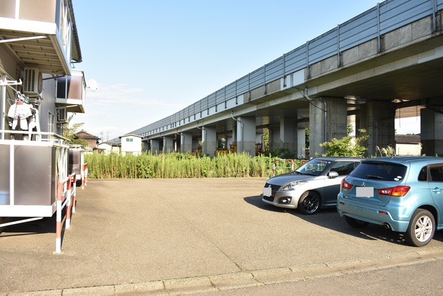 ツインハイツ 101 駐車場