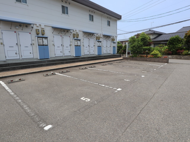 レオパレス新発田西Ⅱ 108 駐車場