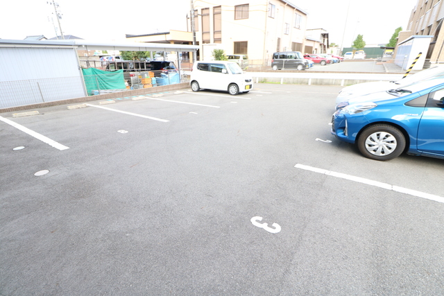 コリーヌ 105 駐車場