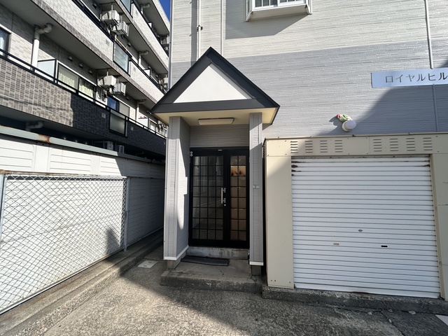 ロイヤルヒルズ駅南 207 玄関