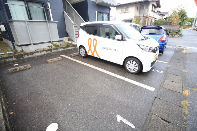ルミエールうぐいす 101 駐車場
