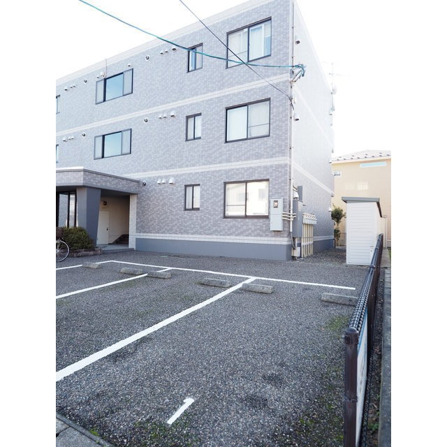 ピュアライフ黄金 101 駐車場