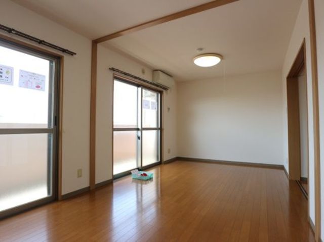 シャルム弐番館 205 リビング