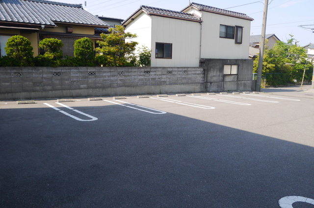 リヤン 203 駐車場
