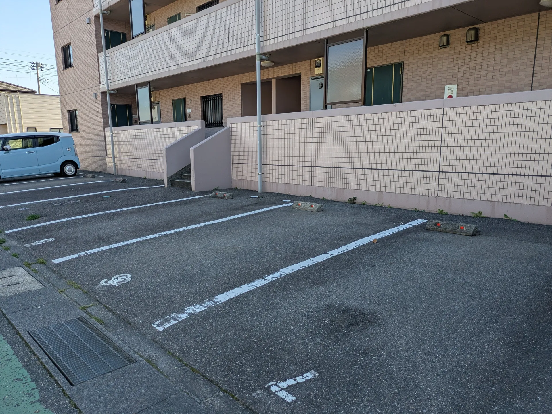 サン・ローズ 203 駐車場