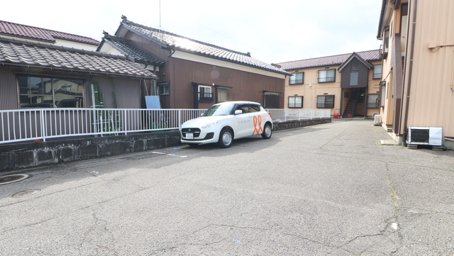 スリーハイツ 107 駐車場