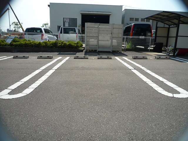 カルティエ 103 駐車場