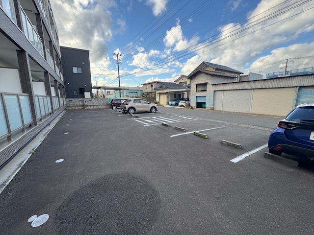 ＳＡＫＡＳＵ ＳHＩＲＯＧＡＮＥ 105 駐車場