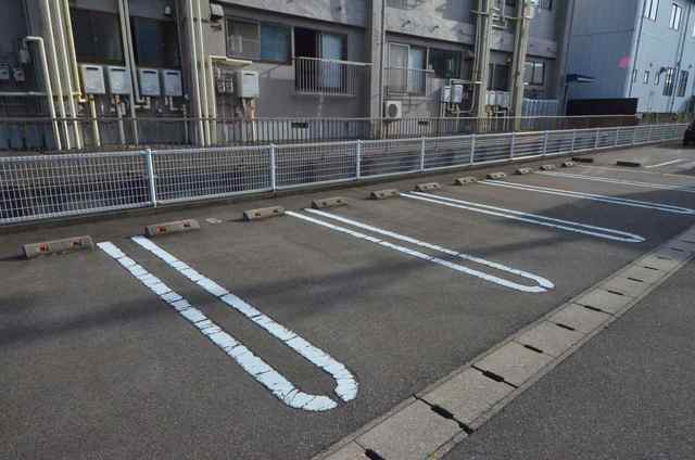 フラン・メゾン彩 204 駐車場
