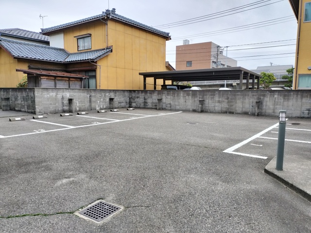 ルイ・ナール日の出 203 駐車場