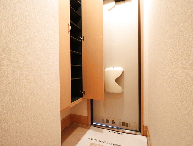 イーストヴィレッジ　A 202 玄関