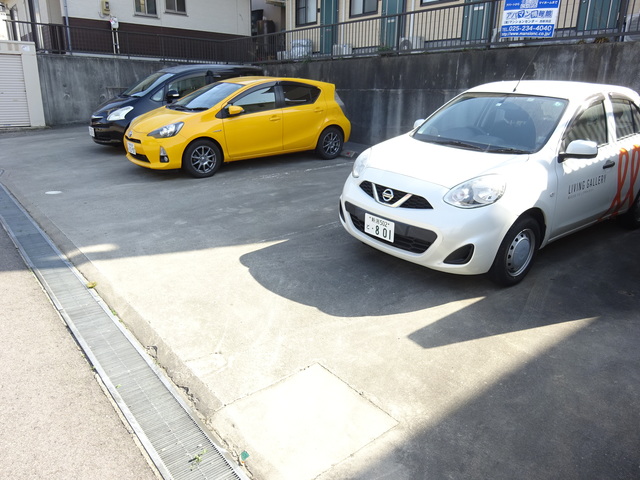 サンフラウア 5 駐車場