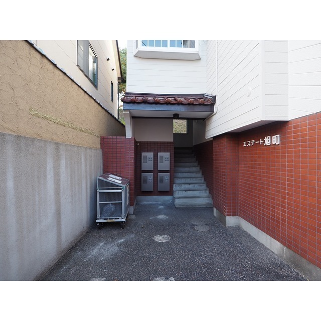 エステート旭町 105 玄関