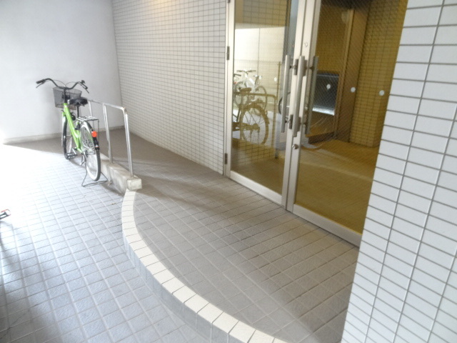 ローザ東中通 602 玄関