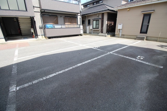 サンガーデン茜ヶ丘　B棟 202 駐車場