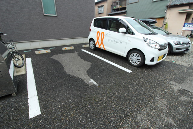 ｕｎ ｂｒｉｌｌｅｒ 201 駐車場