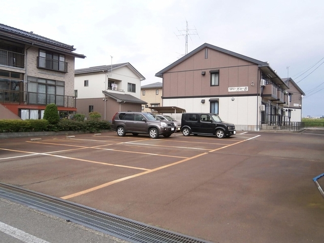 リバービュー　B 101 駐車場