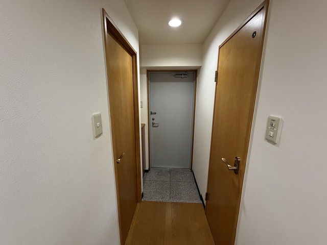 レジュイール東中通 605 玄関
