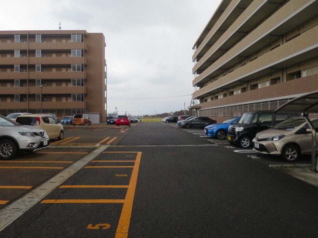 ファーストクラス中央インター 301 駐車場