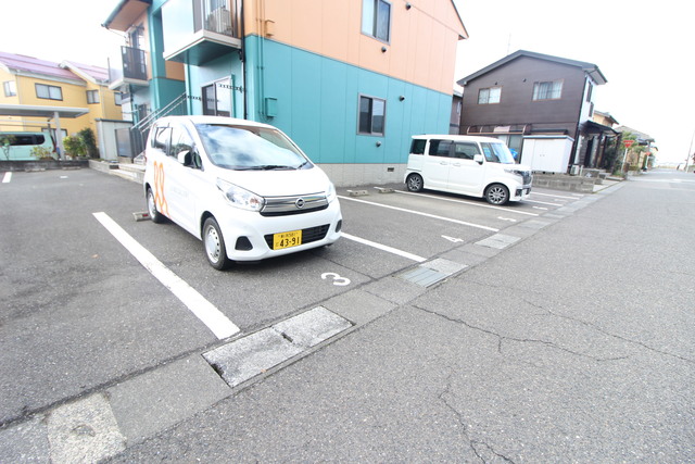 アンフィニーシャリオ 101 駐車場