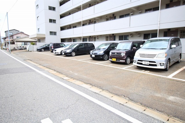 ハイツ船木 402 駐車場