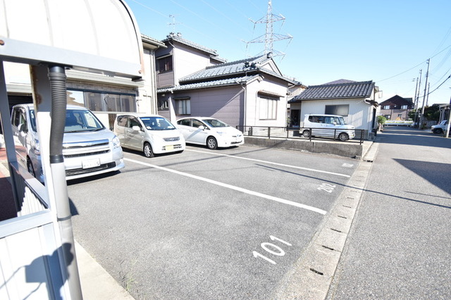 ハピネスクローバー 102 駐車場