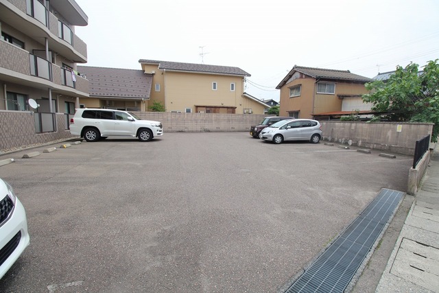 プレム寺山 105 駐車場